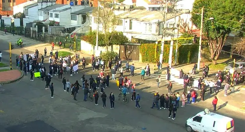 Hay caos en el norte de Bogotá por marcha de estudiantes que tiene detenida la Carrera Séptima. Padres y alumnos de un colegio alegan malas decisiones.
