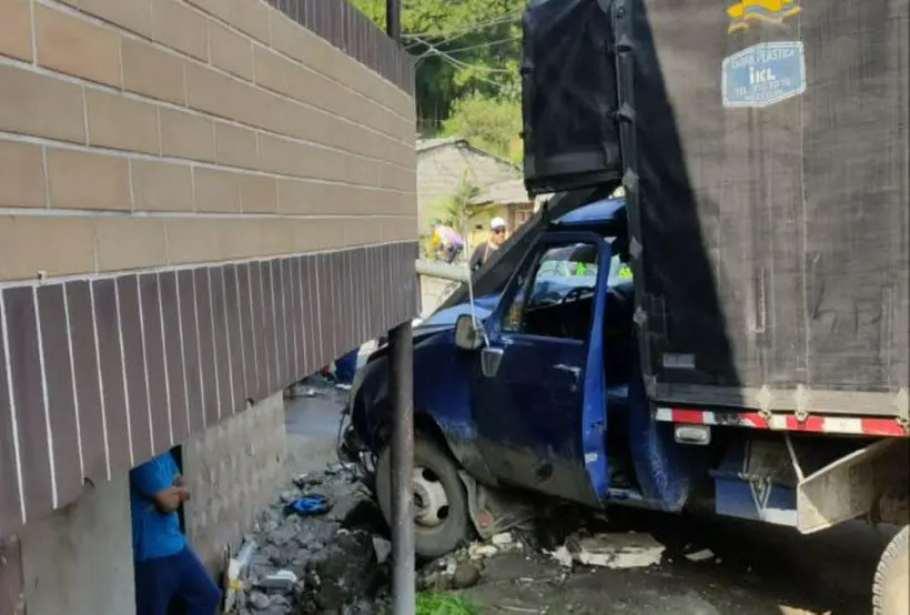 Conductor de camión, al parecer borracho, atropelló y mató a ciclista en Caldas, Antioquia
