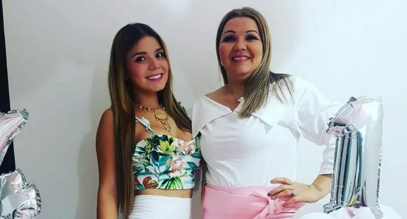 Gloria Camargo, madre de Paula Durán, colombiana que murió de cáncer en EE.UU., ha tenido que ingeniárselas para cubrir sus gastos y vende tamales.