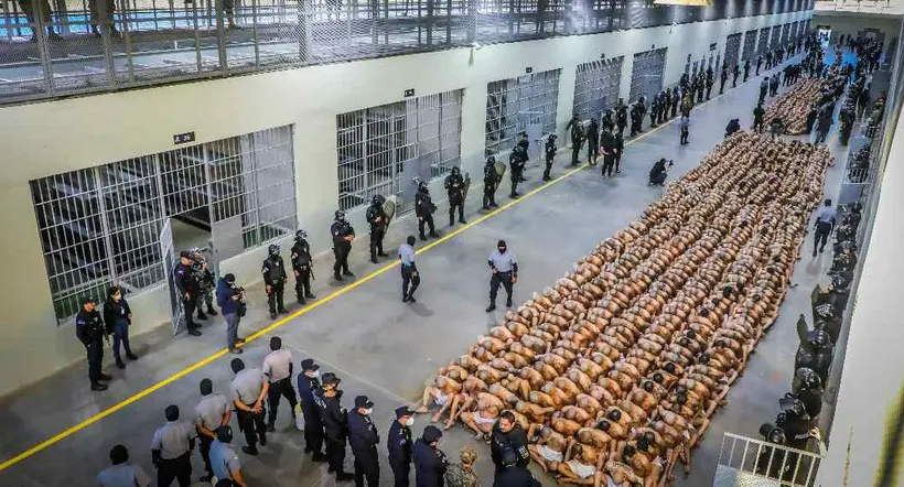 Foto en cárcel CECOT, en nota de cárcel en El Salvador cobra a presos: cuánto pagan por comida, ropa, aseo y más