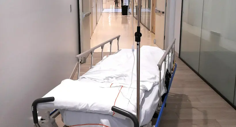 Foto de referencia de una camilla en un hospital.