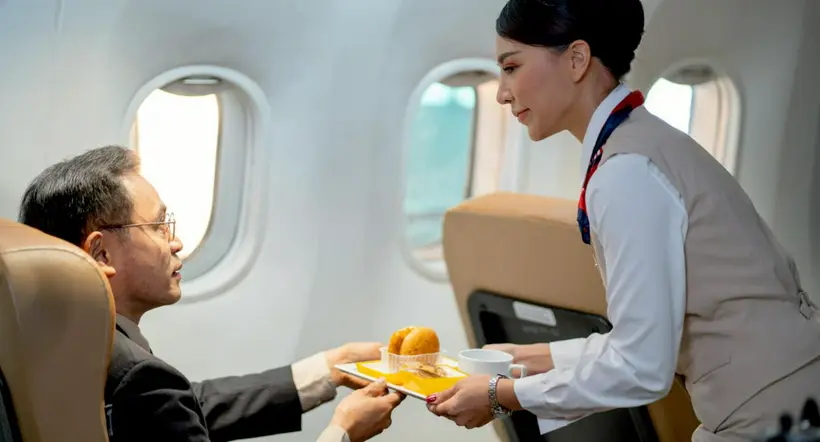 Pasajero de avión en Japón recibió solo un banano de comida en menú vegano.