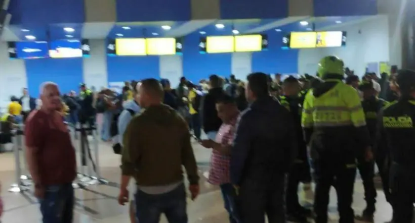 Pasajeros afectados por Viva Air bloquean sala internacional del aeropuerto de Medellín