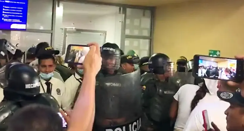 Viva Air, pasajero varado en Cartagena anunció bloqueo y pelea con Policías