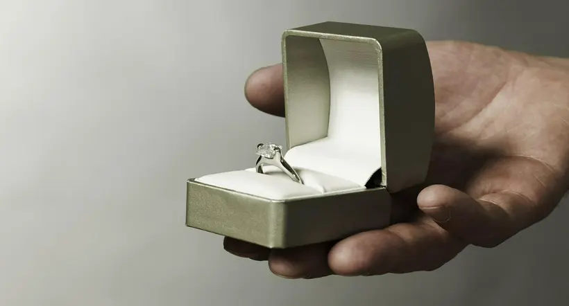 Imagen ilustrativa de un estuche con anillo para nota de un hombre que fingió un accidente para pedir matrimonio a su novia.