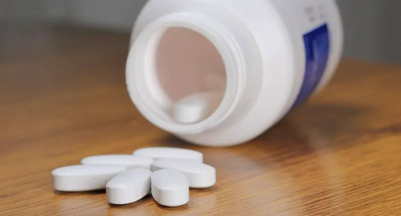 Frasco de pastillas a propósito de las consecuencias de tomar clonazepam.