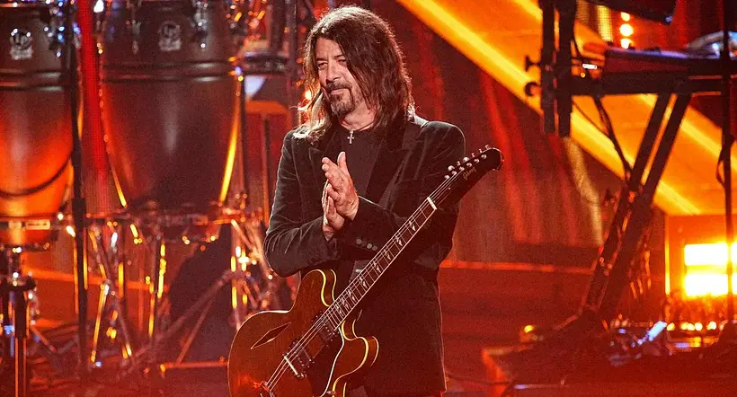 Dave Grohl vocalista de Foo Fighters hizo una barbacoa para alimentar a 500 personas en condición de pobreza en Los Ángeles.