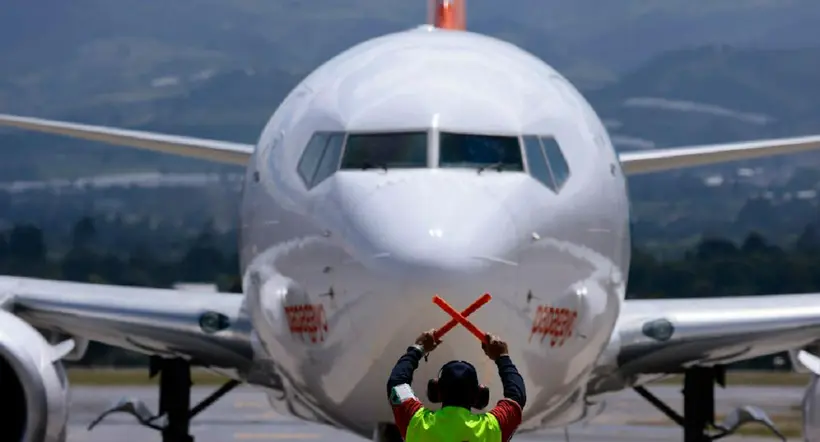 QUITO, ECUADOR - MARCH 01: An air plane with team of Independiente del Valle lands during the arrival of the team after defeating Flamengo in the penalty shootout of the CONMEBOL Recopa Sudamericana Final on March 1, 2023 in Quito, Ecuador. (Photo by Franklin Jacome/Agencia Press South/Getty Images)