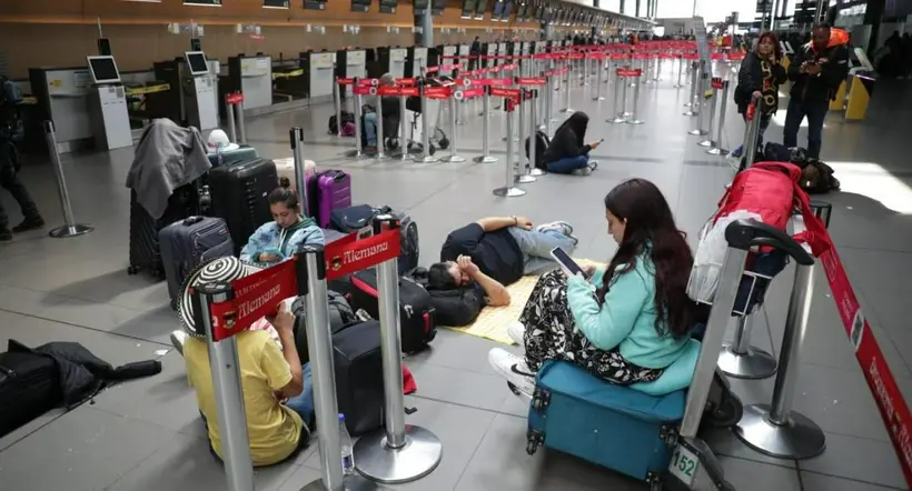 El viacrucis de los pasajeros de Viva Air completa 3 días. Miles de viajeros están tirados en pasillos y abandonados a su suerte sin respuesta. 