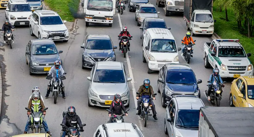 Tráfico en Bogotá a propósito de cuáles motos consumen menos gasolina.