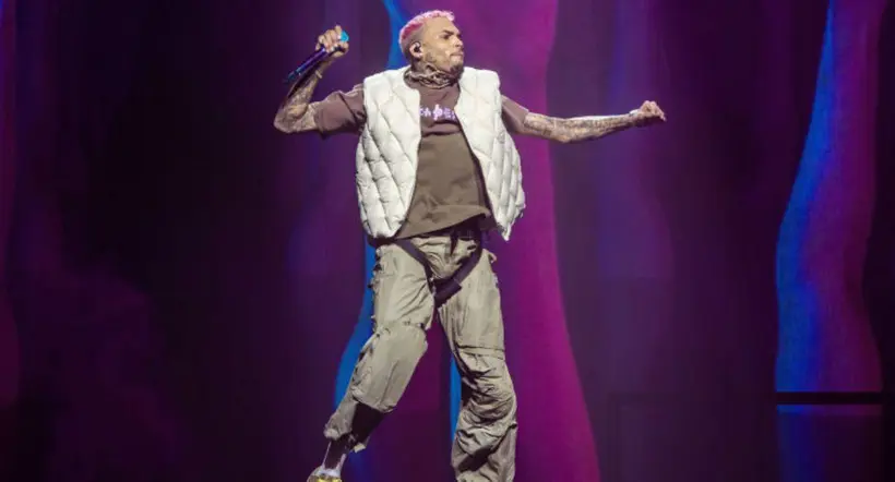 Foto de Chris Brown a propósito de que lanzó celular de una fan en pleno concierto