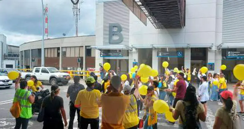 Con pancartas y globos, los trabajadores de la aerolinea estan reclamando que se les respeten sus derechos laborales luego del cese de actividad de la compañía