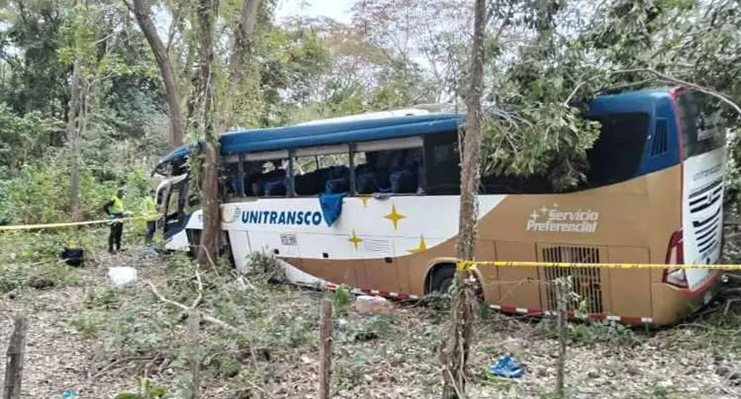 Bus chocó en vía a La Guajira: dejó dos muertos y varios heridos