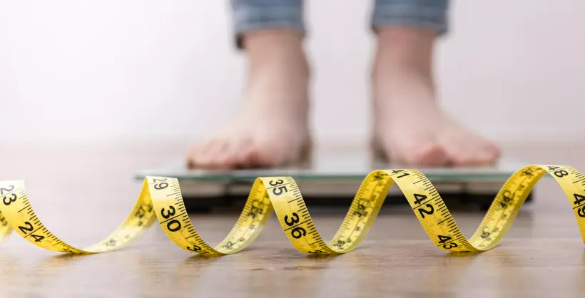 Persona con cinta métrica a propósito del incremento de la obesidad.