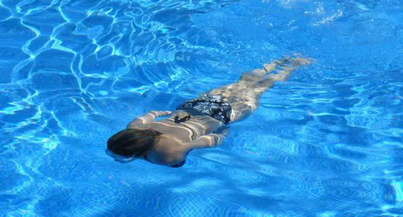 5 trucos para cuidar su cabello al salir de una piscina y evitar la resequedad