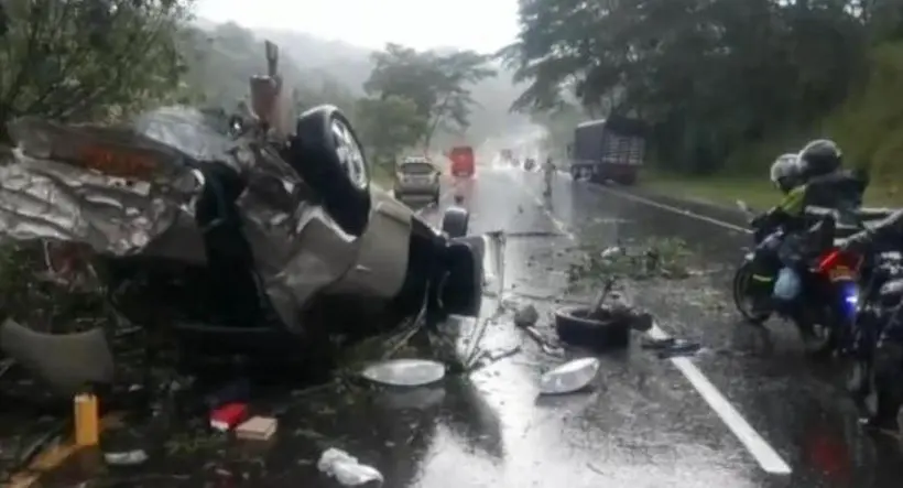 Ibagué: accidente de tránsito dejó vehículo destruido por piso mojado por lluvia