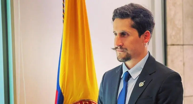 Sebastián Guanumen se posesionó en Chile, pese al escándalo que vive el Gobierno por la investigación de presunta corrupción contra Nicolás Petro. 