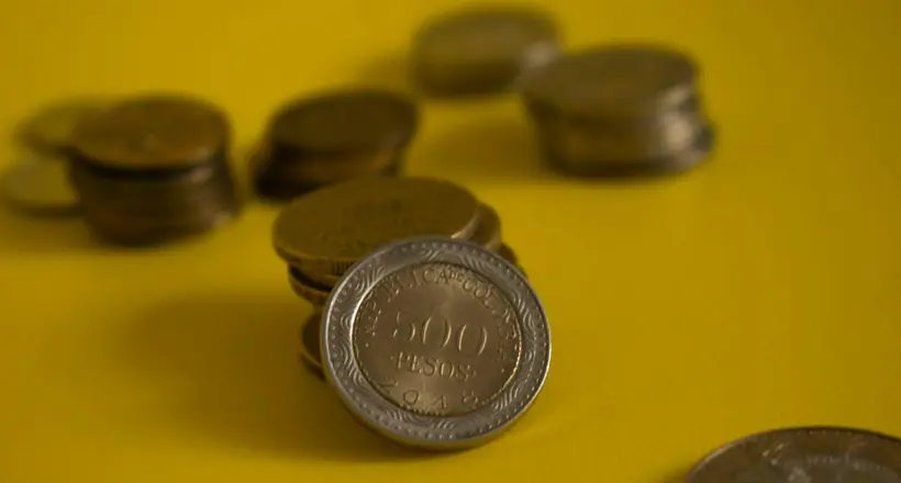Foto de monedas de 500 pesos colombianos a propósito de cuáles son los planes más caros para los colombianos en 2023