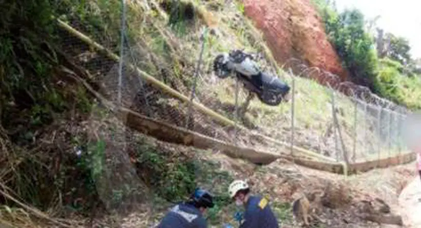 Antioquia: accidente en vía El Peñol-San Vicente dejó moto colgada en reja