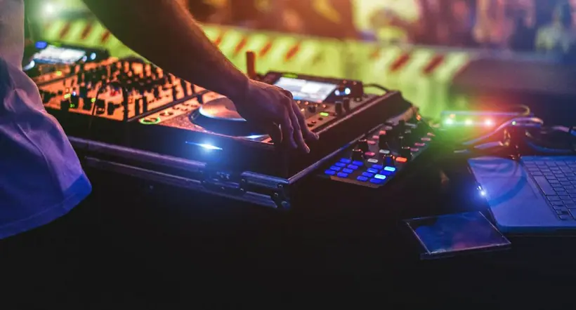 Foto de referencia de un DJ tocando musica.