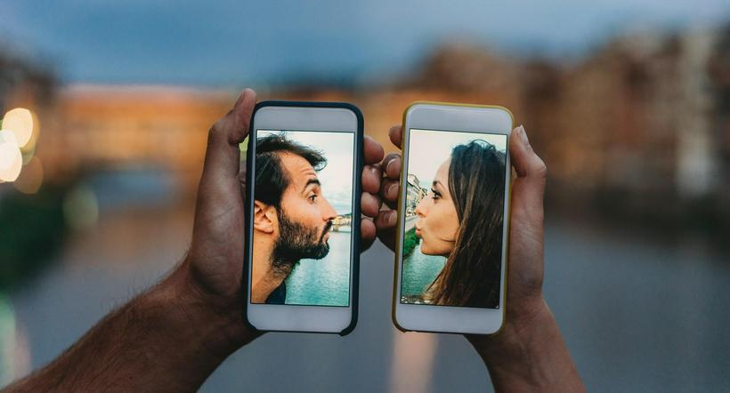 Remote kiss: el dispositivo que les permite a parejas besarse a la distancia 