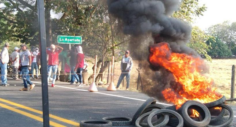  Ocho municipios de Antioquia parecen campo de guerra por protestas del paro minero
