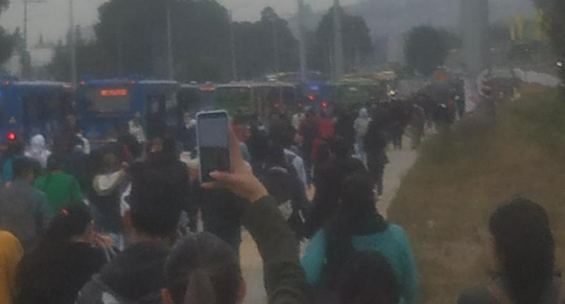 Choque de dos buses del SITP tiene bloqueado al Portal Usme de Transmilenio. A Usuarios les tocó caminar para llegar a sus trabajos. 