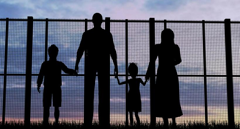 El gobierno de Joe Biden evalúa retomar la política de detener familias de migrantes que pasan la frontera de forma irregular. 