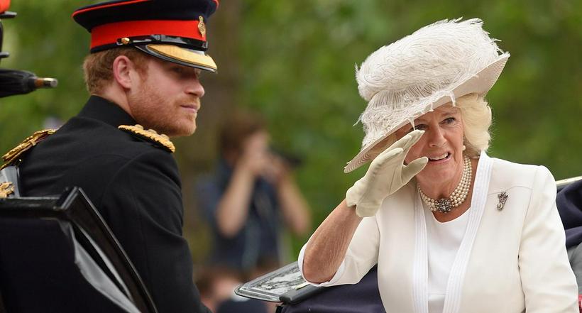 Príncipe Harry junto a Camilla Parker en evento  Trooping the Colour ilustra nota sobre el apodo que Duque de Sussex le tiene a la reina consorte.