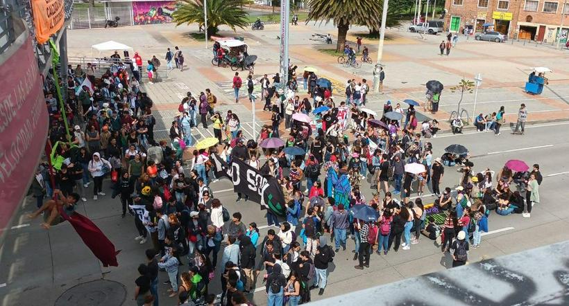 Estudiantes de la Universidad Nacional protestan hoy en Bogotá y provocan caos vehicular en la calle 26. Transmilenio ya cerró estaciones.