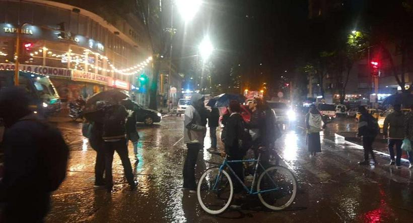 Foto de protesta en centro bogotano, en nota de Bogotá hoy: plantón nocturno en calle 19 con carrera 4 causó cambio en movilidad