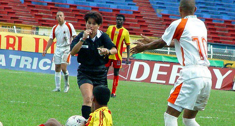 Día de la mujer: Quién fue primera mujer en arbitrar partido de fútbol en FPC