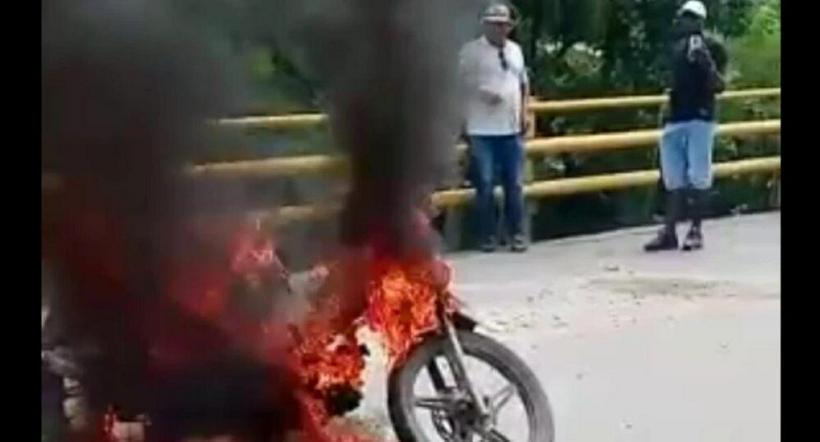 Manifestantes del paro minero en Antioquia estarían quemado motos de quienes no protestan
