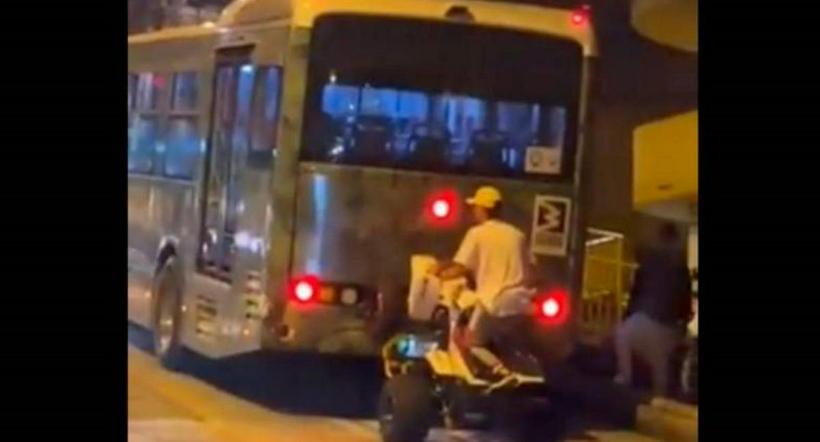 Conductor ‘picó’ su cuatrimoto contra bus del Metroplús en Medellín