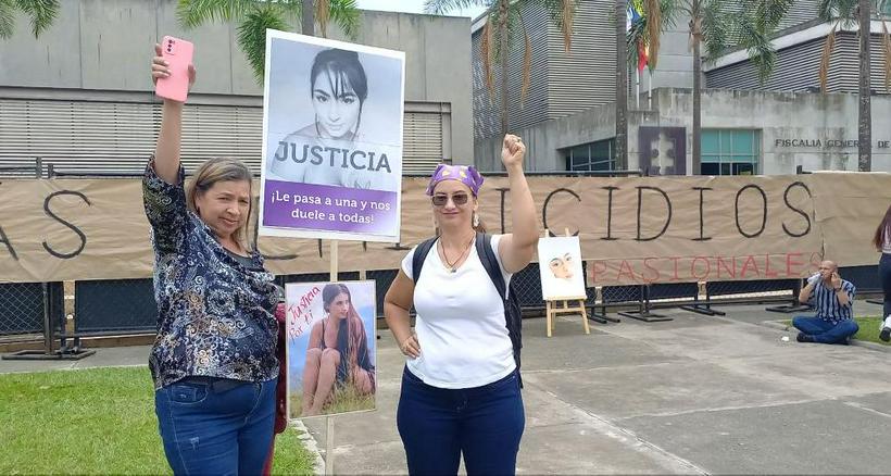 on plantón en Fiscalía, exigen justicia por feminicidio de bailarina en Antioquia
