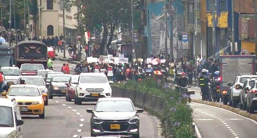 Este 8 de marzo, cientos de manifestantes salieron a Bogotá para alzar su voz por los derechos de las mujeres. Hay vías cerradas y Transmilenio afectado.