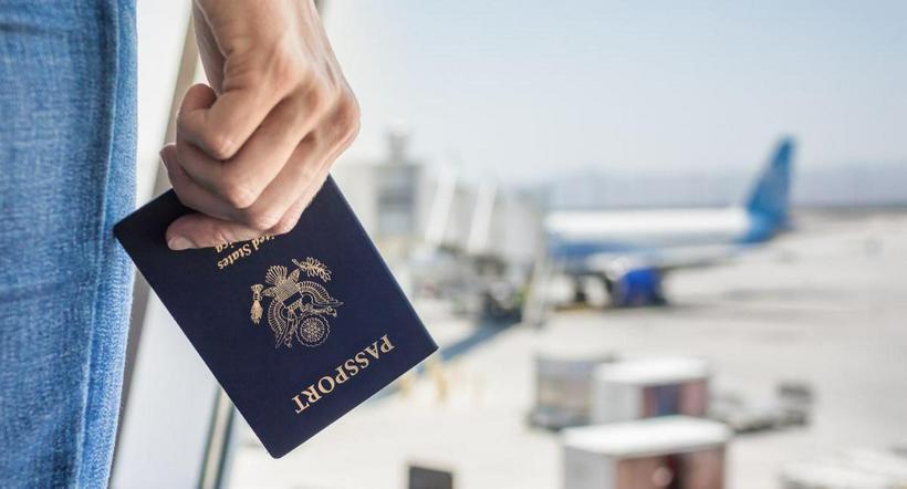 Foto de persona con pasaporte a propósito de anuncios del Departamento de Estado de EE. UU.