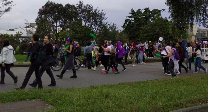 Mujeres se tomaron las calles de Bogotá para visibilizar la lucha de los movimientos feministas en el marco de la conmemoración del Día de la Mujer.