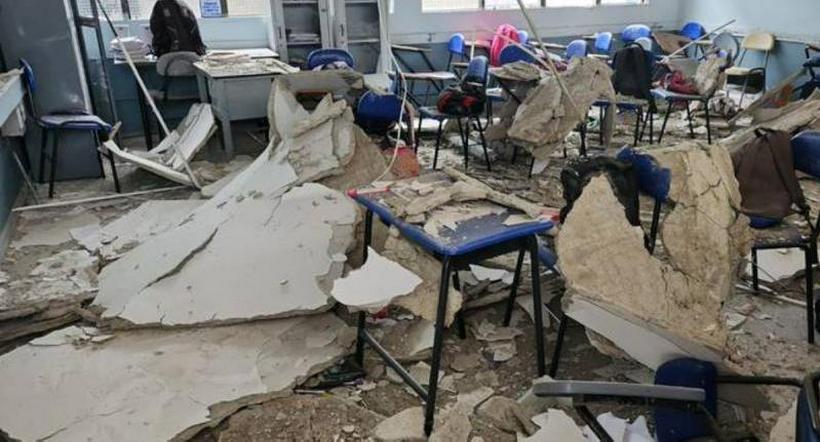 Foto de un colegio que sufrió el desplome de su techo en un salón de clase.