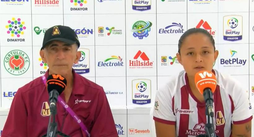 Foto del técnico John Agudelo de Deportes Tolima Femenino, junto a la jugadora Paula Valbuena.