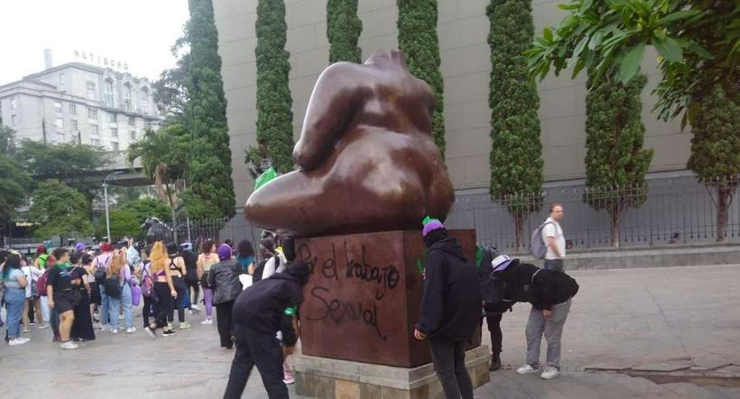 Mujeres vandalizaron esculturas del maestro Fernando Botero 
