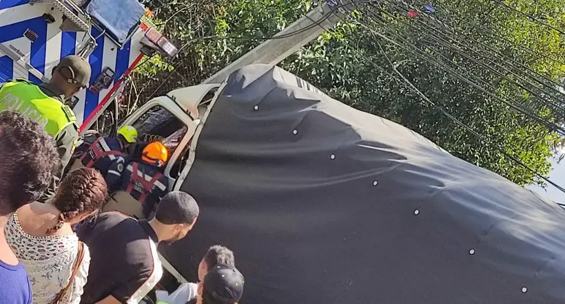 Accidente de tránsito en Medellín: camión perdió el control y dejó heridos