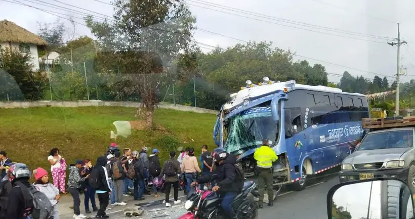 Accidente de tránsito vía Medellín-Bogotá: bus chocó y dejó 10 heridos