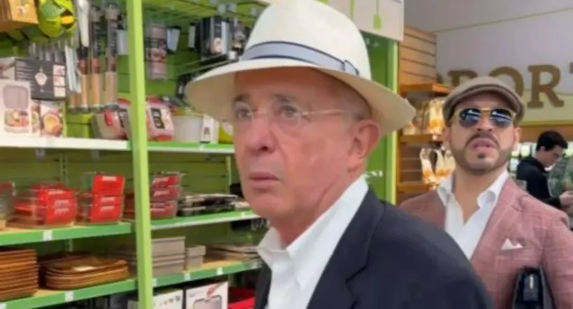 Foto de Álvaro Uribe, en nota de Álvaro Uribe apareció en supermercado de sorpresa: provocó reacciones (video)