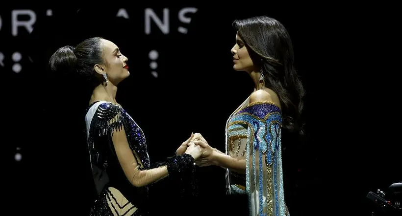 Amanda Dudamel, Miss Venezuela, y Miss Estados Unidos en la final de Miss Universo, en nota sobre que no entendían quién había ganado.