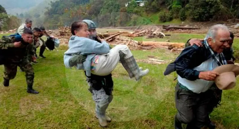 Antioquia: Fuerza aérea salvó a cinco adultos mayores en derrumbe en Jardín