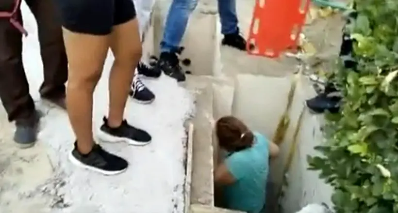 Mujer de 60 años cae a hueco de Barranquilla