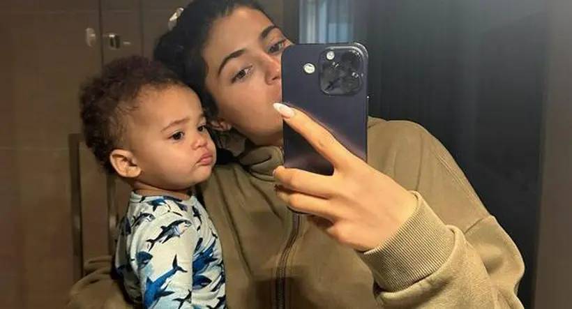 Kylie Jenner con e su hijo Aire.