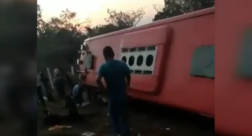 Dos muertos y 19 heridos, dejó grave accidente de tránsito en el Meta. El conductor del bus se habría quedado dormido y eso ocasionó el volcamiento. 