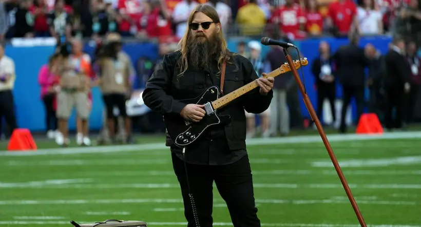 El cantante Chris Stapleton fue el encargado de cantar el himno de Estados Unidos en el Super Bowl 2023.
